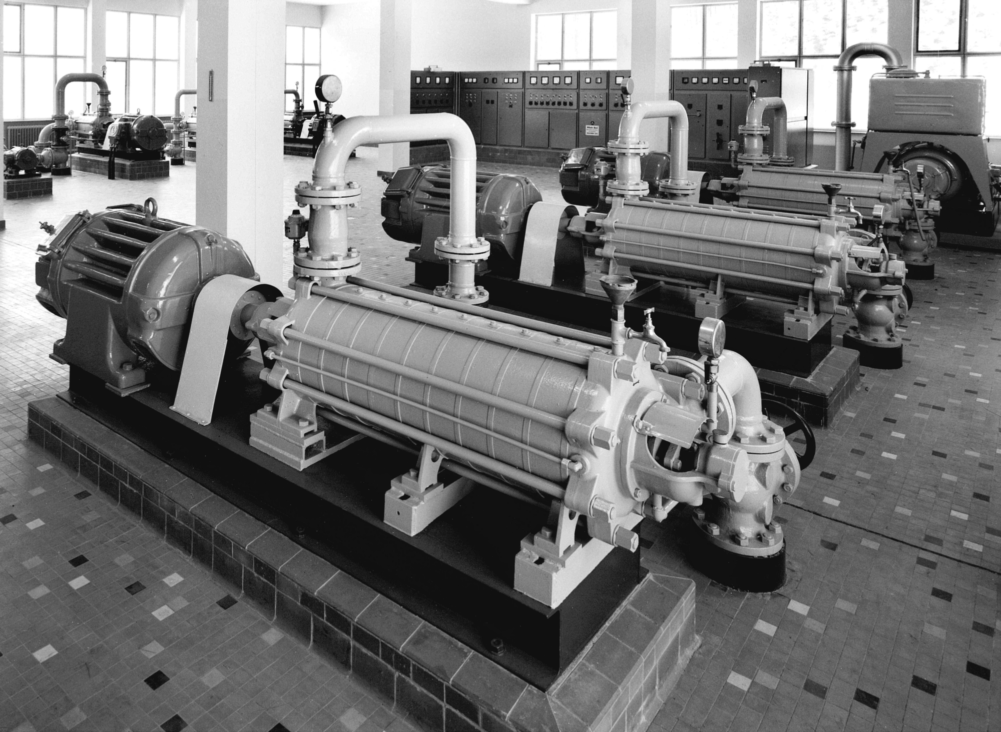 Den ersten Großauftrag "Oleftalsperre in Hellenthal" führte man 1959 mit Lieferung und Montage, sowie der Installation der gesamten Maschinen, Rohre und Schaltanlage, aus.